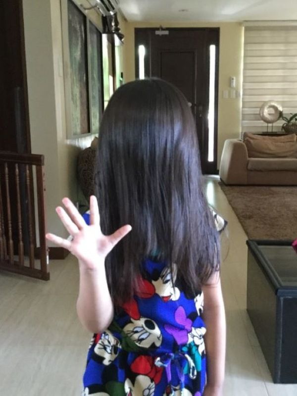 Alba wearing her hair like cousin Itt